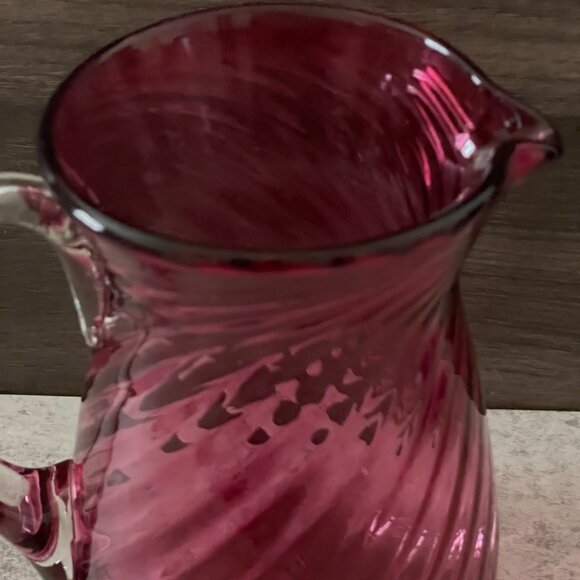 Vintage Studio Art Glass Handblown Red Swirled Applied Handle 7" Pitcher 40oz - Picture 4 of 6
